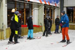 Skikurs mit mehreren Personen in einer Indoor-Skihalle.