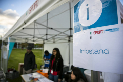 Zelt mit Infostand-Schild „SPORT RWTH Aachen University“ und „Infostand“, davor mehrere Personen.