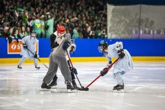 Eishockeyspiel auf dem Eis mit zwei verkleideten Spielern beim Bully.