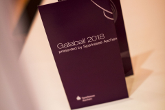 Zwei dunkelviolette Karten auf einem Tisch, vorn mit „Galaball 2018“, dahinter „RWTH Aachen University“.