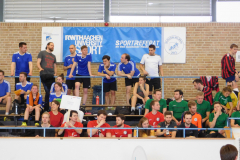 Zuschauer auf Tribüne in Sporthalle vor blauem Banner „RWTH Aachen University Sport“.