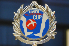Silberfarbener Pokal mit blauem Emblem, Aufschrift „RWTH HALLENFUSSBALL CUP“ und rotem Ballmotiv.