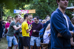 Menschenmenge im Freien vor einem Banner mit der Aufschrift „Ziel“.
