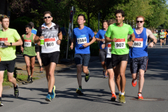Mehrere Läufer auf einer Straße, vorne mit Startnummern 930, 797, 960, 1584, 907 und 862.