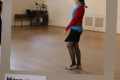 Person in einem Tanzsaal, mit erhobenem Arm; unten der Text „Move more, feel better.“ und Logos.