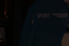 Dunkles blaues Objekt mit der Aufschrift „SPORT“ und „RWTH AACHEN UNIVERSITY“.