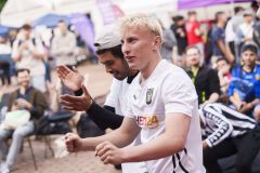 Zwei jubelnde Fußballfans in Deutschlandtrikots in einer Menschenmenge.